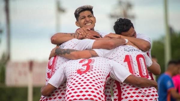 El festejo de la victoria de Huracán sobre la CAI. (Foto: Martín Levicoy/Jornada).