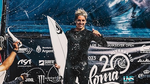 Franco festeja en el podio tras lograr los puntos necesarios en el Quiksilver La Paloma. (Foto: Jony Paz).