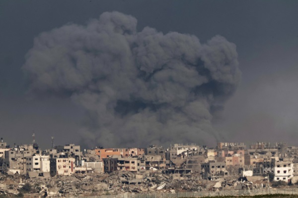 El Ejército israelí bombardeó hoy otra vez la Franja de Gaza y libró combates con milicianos de Hamas.