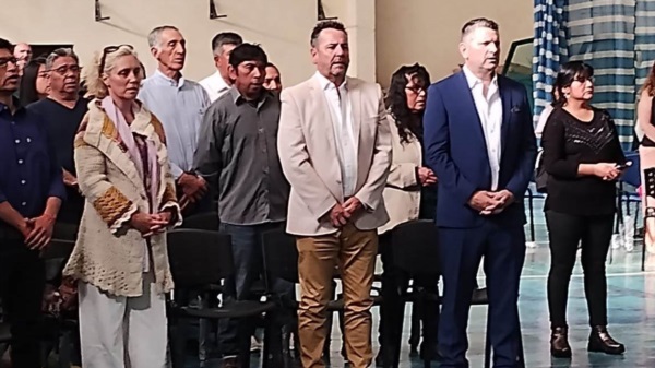 En un acto realizado en el gimnasio municipal, Limarieri asumió su tercera gestión como intendente.