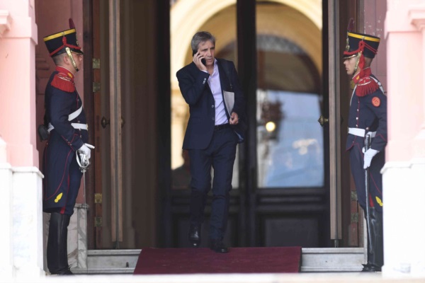 El ministro de Caputo, quien fue el centro de atención ayer, a la salida de la Rosada.