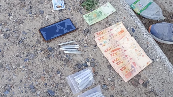Además de la marihuana, se le incautó dinero y un teléfono celular.