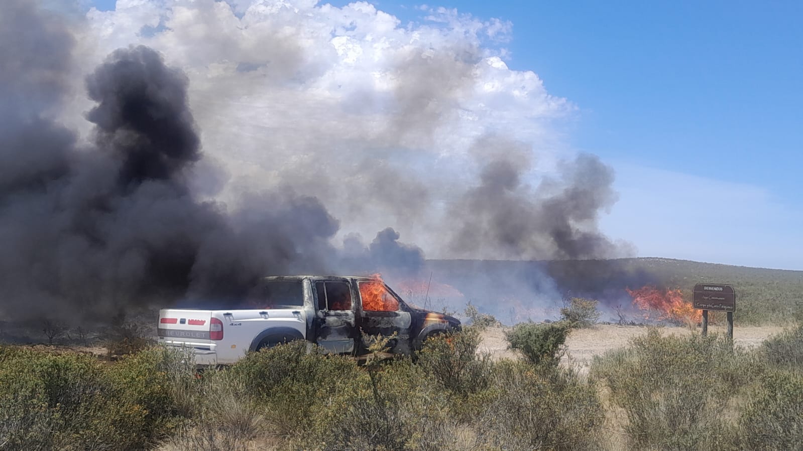 Una falla en una camioneta desató un incendio de pastizales. Foto: Canal 12