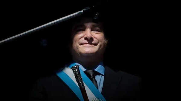 Javier Milei en el balcón de la Casa Rosada. Prometió ir contra la casta y devaluó a la gente de a pie. El ajuste lo pagará la clase trabajadora.