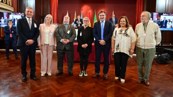 Arcioni tras la jura, posando con otros parlamentarios argentinos, entre ellos Luis Brandoni (der.)