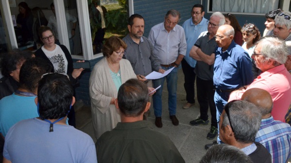 Norma Trucco da lectura a un comunicado por el que daban cuenta del aumento consensuado de 60%.