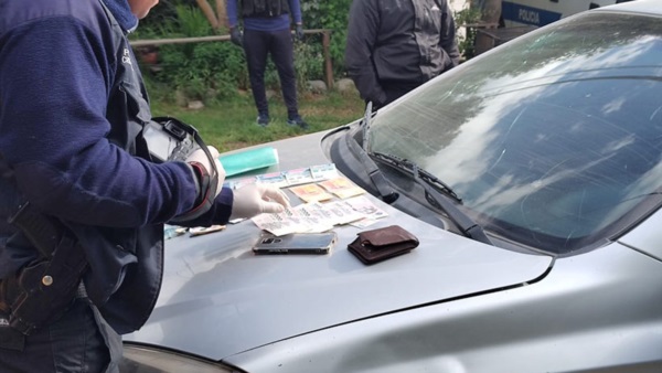 Los policías incautaron dinero en efectivo, vestimenta y calzado.