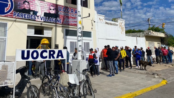 Unos 400 desocupados de la UOCRA recibieron una caja navideña.