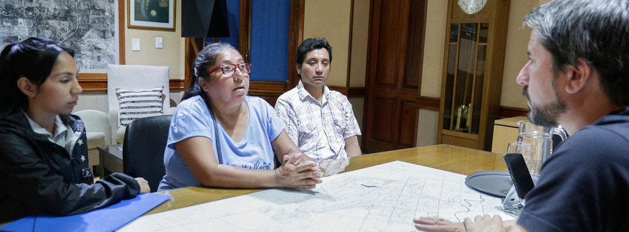 Instancias en que el intendente de Trelew Gerardo Merino recibió a familiares del hombre atropellado.
