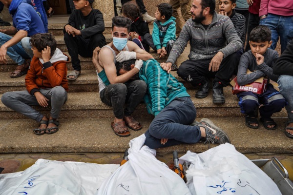 Palestinos lloran a familiares muertos en el ataque israelí al hospital Nasser en Khan Yunis, en el sur de la Franja de Gaza.