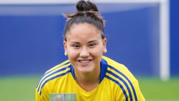 Valentina, con el trofeo.