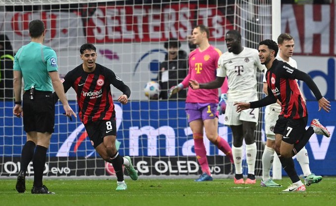 Eintracht Frankfurt golea 5-1 a Bayern Múnich en la Bundesliga.