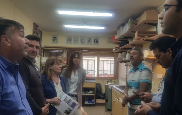 Visitas. La comitiva oficial visitó la cordillera para acordar políticas productivas con los intendentes.