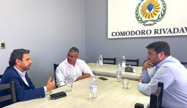 Encuentro. Iturrioz junto con un funcionario nacional que lo visitó.