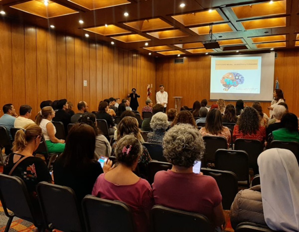 El Dr. Marcílio Hubner de Miranda Neto hablando ante el auditorio.