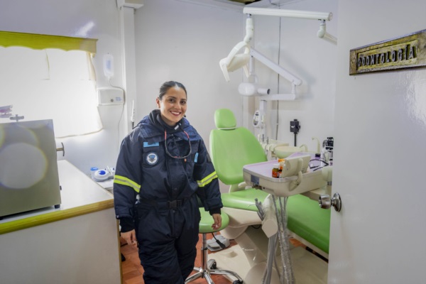 Moya Ramos sonríe, orgullosa, junto al equipo con el que desarrolla su profesión.