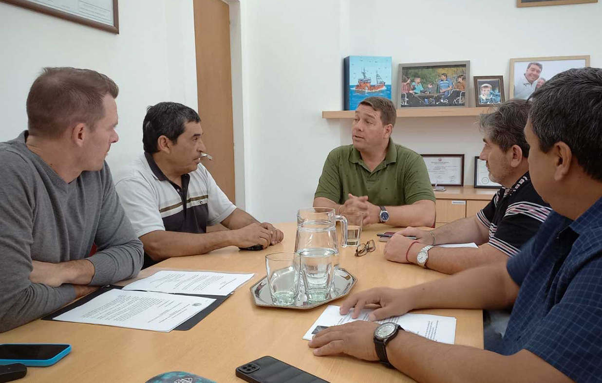 Encuentro. Funcionarios municipales y provinciales ya acordaron tareas preventivas sobre el río Chubut.