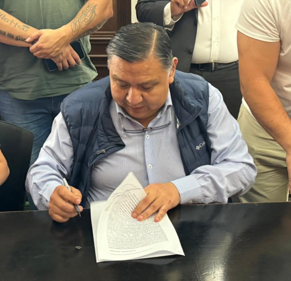 Firma. “Loma” Ávila rubricó el incremento salarial para su sector.
