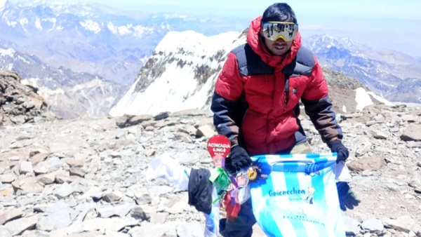 Franco Lorca llevó a Río Mayo a la cima del Aconcagua. 