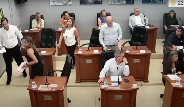 Momento exacto que los concejales de Juntos por el Cambio abandonan el recinto evitando tomar posición pública por las medidas nacionales.