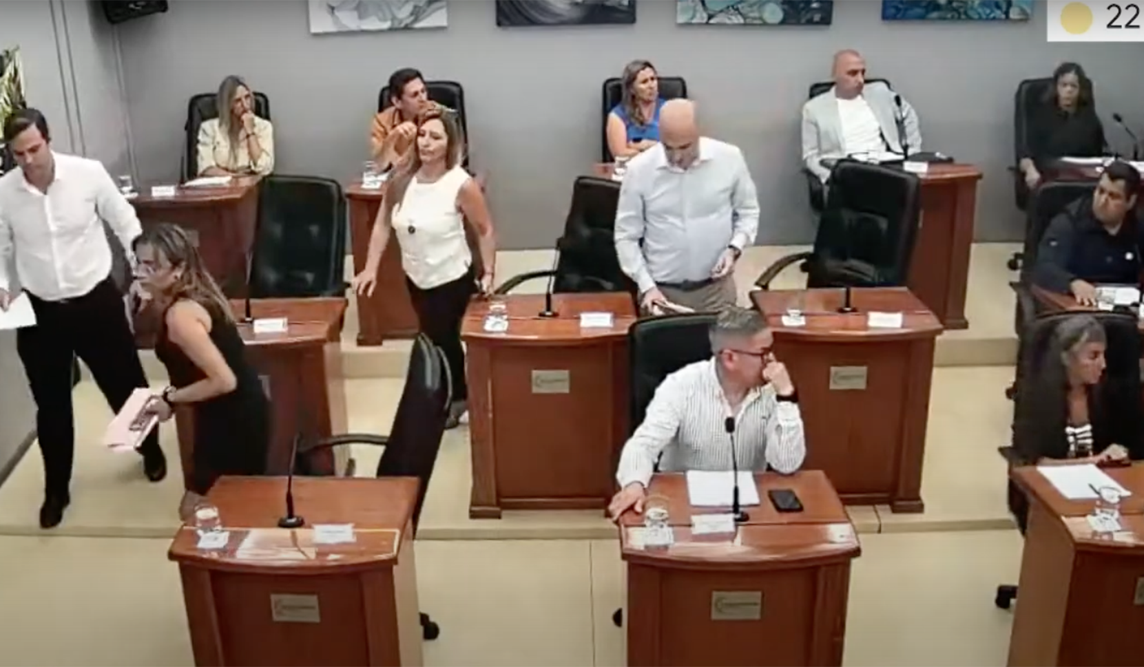 Momento exacto que los concejales de Juntos por el Cambio abandonan el recinto evitando tomar posición pública por las medidas nacionales.
