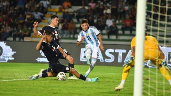 Argentina rescató un empate agónico ante Paraguay en el Preolímpico Sudamericano.