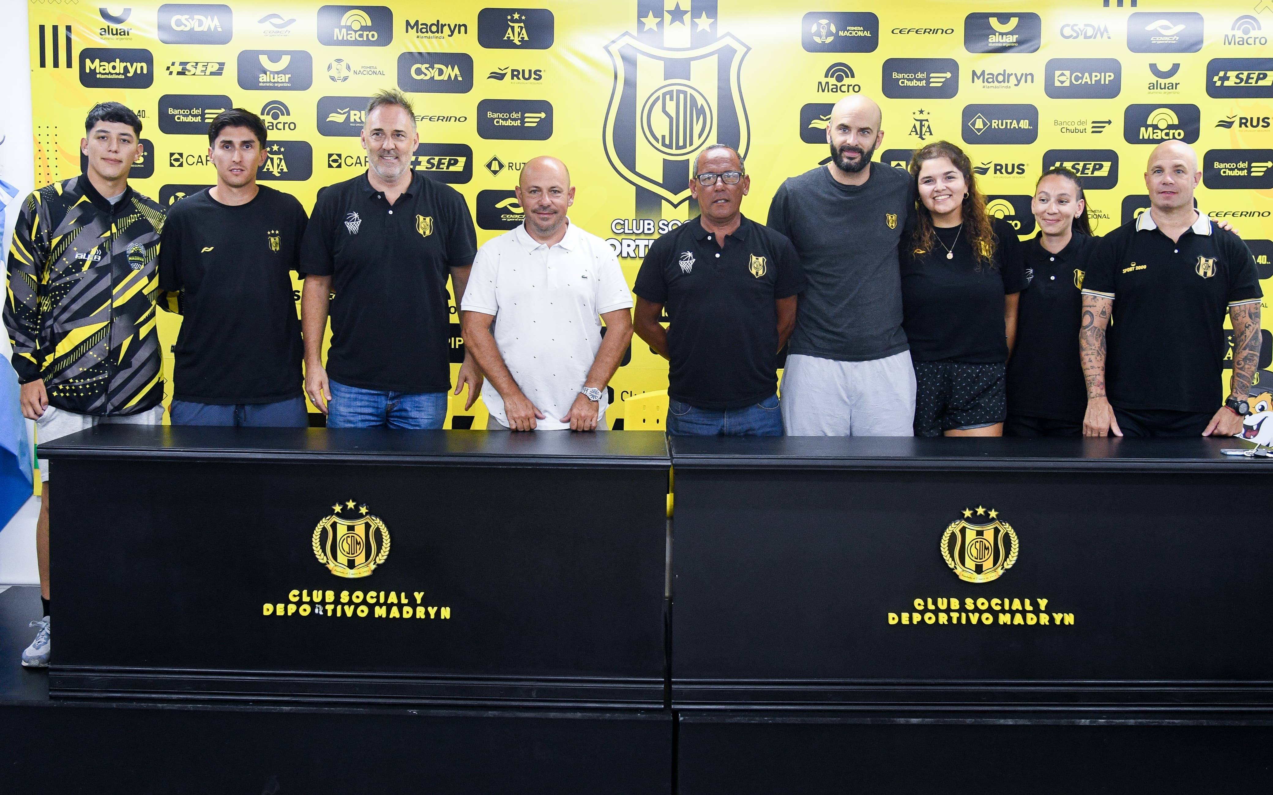 Madryn presentó a sus entrenadores de básquet para este 2024. (Foto: Mariano Di Giusto/Jornada).
