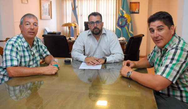 El intendente Taccetta firmó el contratocon los gerentes de la firma.