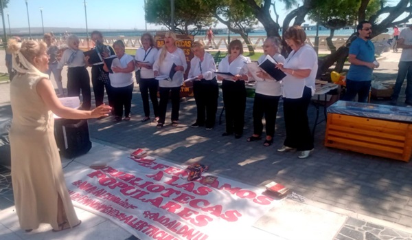 La actividad se realizó ayer frente al Monumento a la Mujer Galesa.