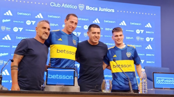 Cristian Lema y Kevin Zenón junto a Raúl Cascini y Román Riquelme, tras la conferencia de prensa de presentación.