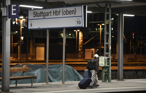 Un pasajero camina por un andén vacío de la principal estación de ferrocarril de Stuttgart, en el sur de Alemania.