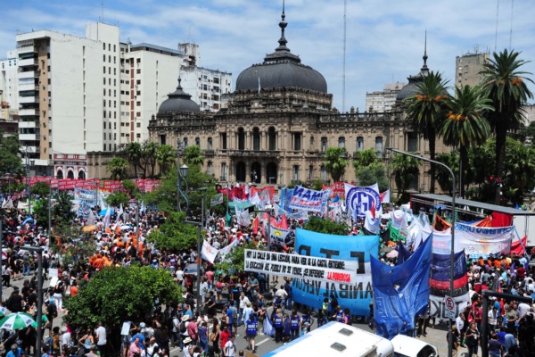 Tucumán. Los gremios protestan contra las medidas de Milei en la plaza Independencia.
