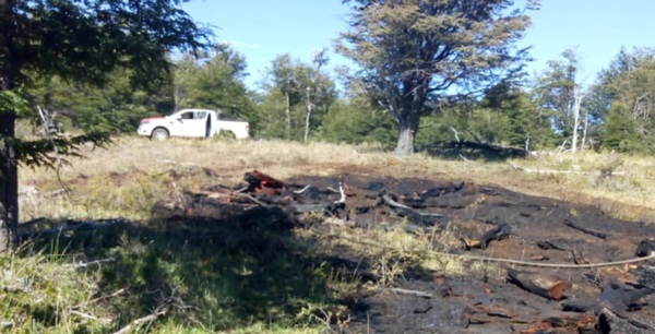 El fuego se produjo en la zona de Lago “La Berta”, localizado a unos 50 kilómetros de Río Pico.