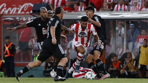 El equipo de Dabove no pudo abrir el marcador y suma un punto en su debut en la Copa de la Liga.