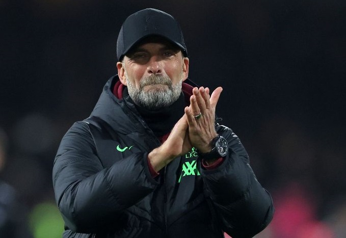 Klopp renuncia cuando Liverpool está peleando en todas las competencias: 1º en la Premier League, en la final de Carabao Cup, en Octavos de Europa League y en 16avos de FA Cup.