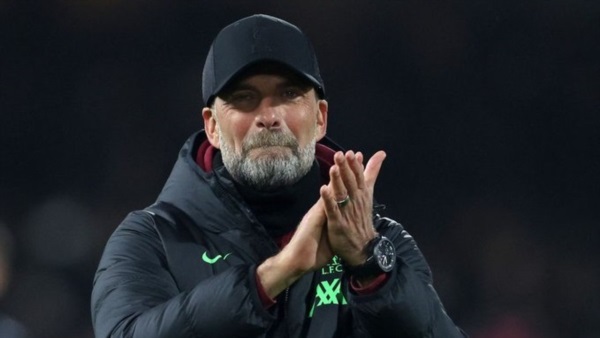 Klopp renuncia cuando Liverpool está peleando en todas las competencias: 1º en la Premier League, en la final de Carabao Cup, en Octavos de Europa League y en 16avos de FA Cup.
