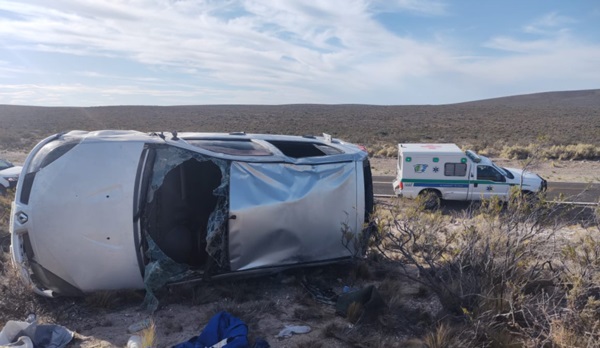 Severos daños tuvo el vehículo Renault Sandero a raíz del vuelco.