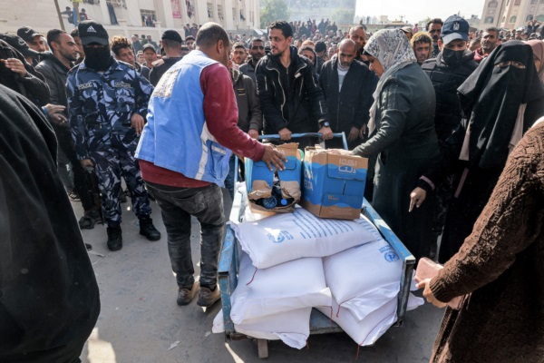 Trabajadores de la agencia de la ONU para los refugiados palestinos (Unrwa), en el sur de Gaza.
