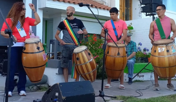 Tambores. Uno de los tantos grupos que pasó por la casa de Playa Unión para darle un color distinto a los domingos de enero de 2024.