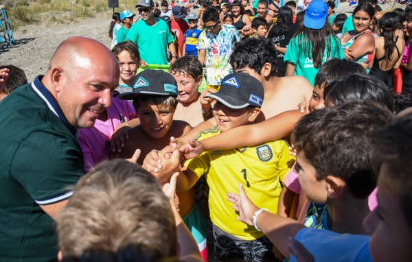 El intendente Gustavo Sastre visitó a los niños de la colonia municipal que cumplió un mes de actividades.