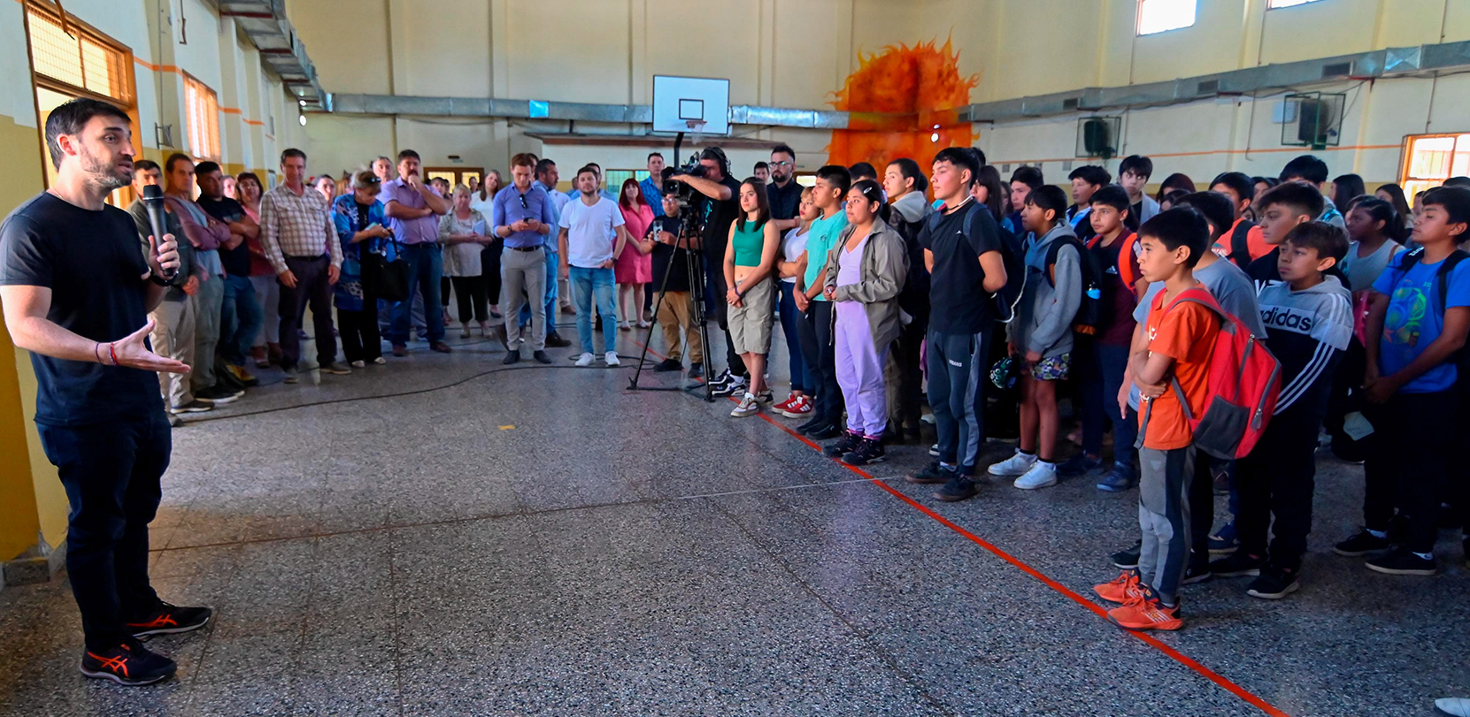 Frente a frente. Nacho Torres destacó el “esfuerzo” para que los docentes tengan un reconocimiento salarial en la provincia.