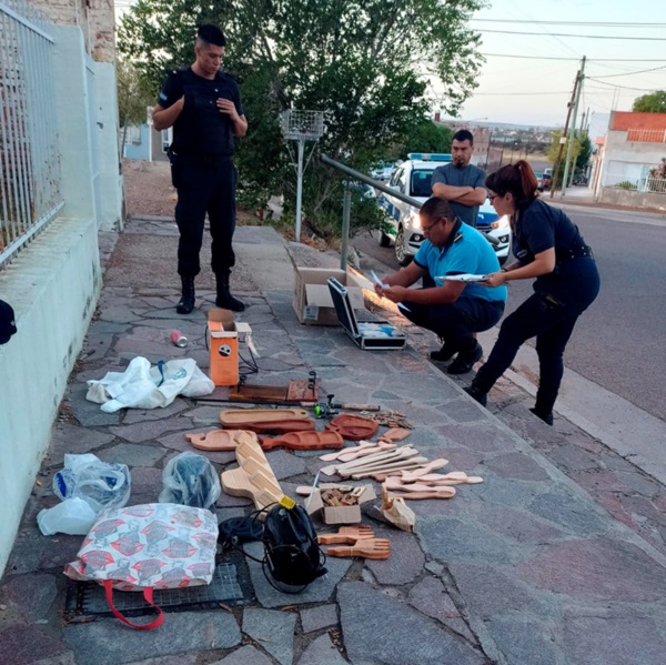 Efectivos policiales haciendo el recuento de los productos robados.