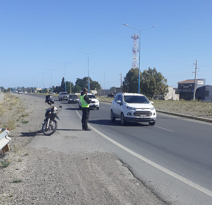 Personal municipal controla la velocidad en la Avenida Eva Perón.
