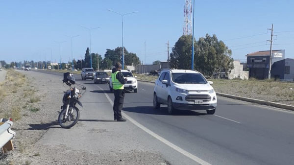 Personal municipal controla la velocidad en la Avenida Eva Perón.
