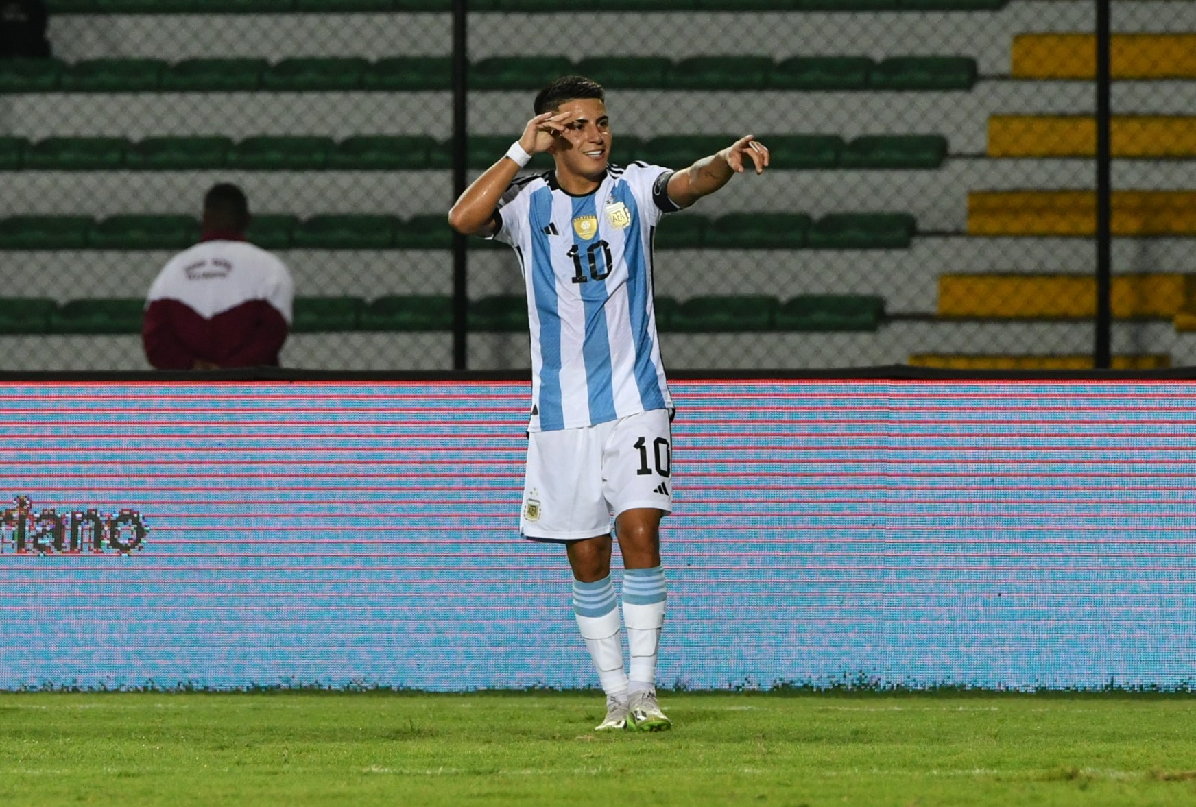 Thiago Almada convirtió de penal. Foto: AFA.