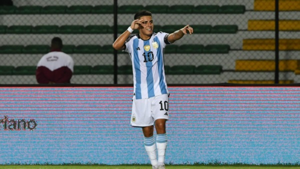 Thiago Almada convirtió de penal. Foto: AFA.