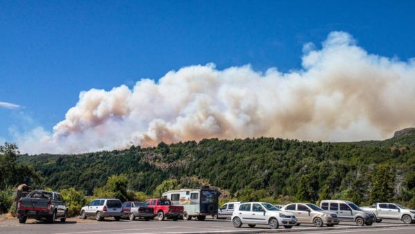El fuego sigue avanzando en el Parque Los Alerces. Foto: Martín Levicoy