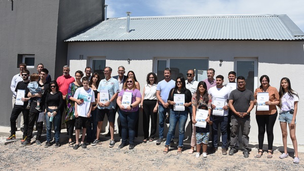 Casas en Trelew. Una postal de los beneficiarios y los dirigentes durante la entrega en la zona sur de Trelew.