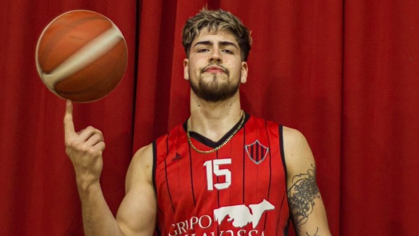 Franco Navarro, la nueva incorporación de Brown para el Pre Federal de Básquet.
