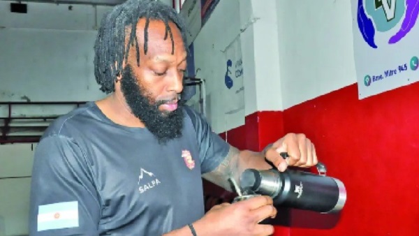 "Tony" Joseph y su apego al mate. Foto Gentileza Diario Crónica de Comodoro.
